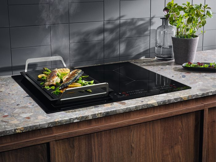 Индукционная варочная поверхность Electrolux IPES6451KF черный — фото 3