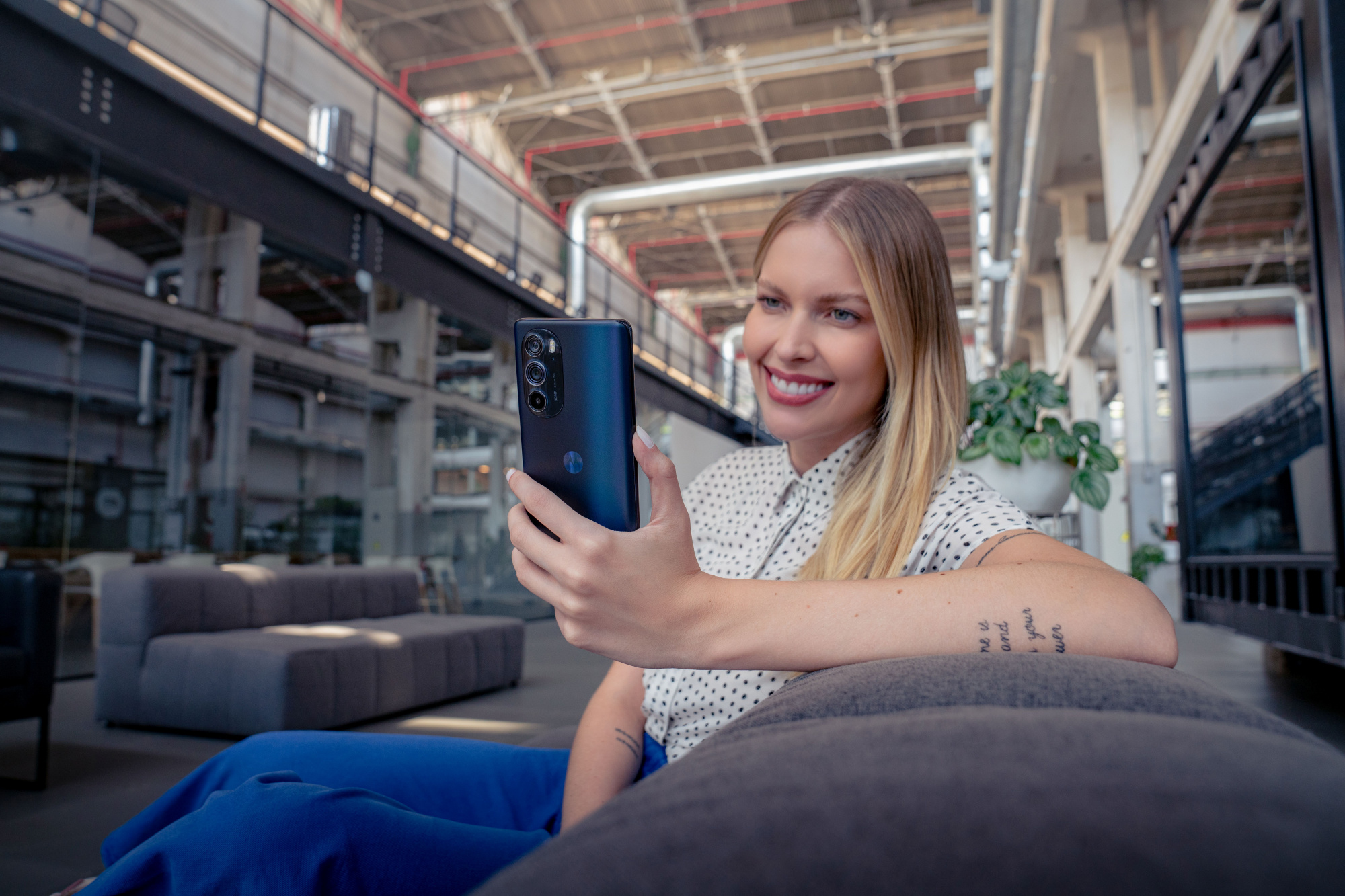 Смартфон Motorola XT2201-1 Edge 30 pro 256Gb 12Gb синий моноблок 3G 4G 2Sim 6.7" 1080x2400 Android 12 50Mpix 802.11 a/b/g/n/ac/ax NFC GPS GSM900/1800 GSM1900 TouchSc Protect A-GPS — фото 14