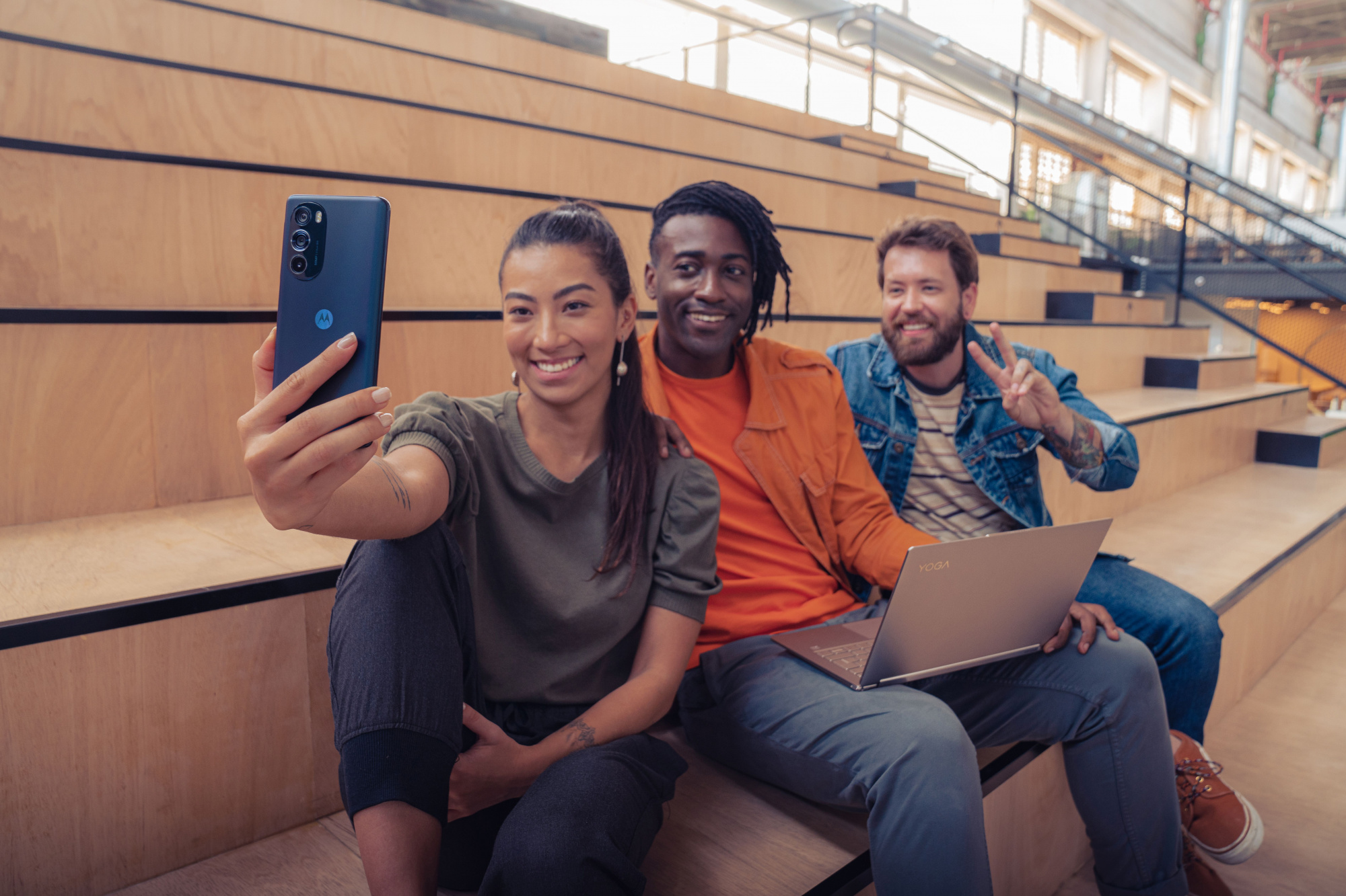Смартфон Motorola XT2201-1 Edge 30 pro 256Gb 12Gb синий моноблок 3G 4G 2Sim 6.7" 1080x2400 Android 12 50Mpix 802.11 a/b/g/n/ac/ax NFC GPS GSM900/1800 GSM1900 TouchSc Protect A-GPS — фото 16