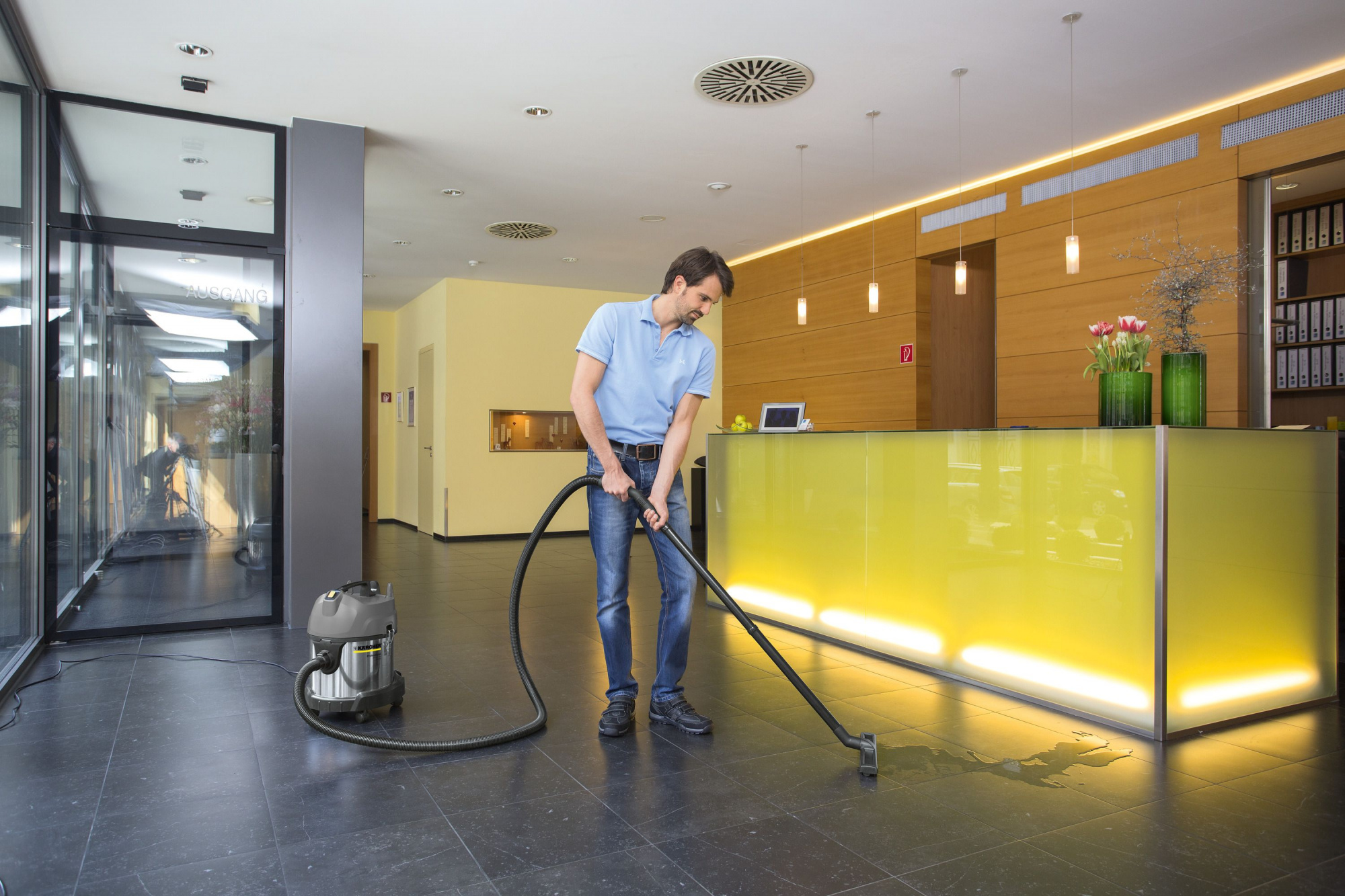 Строительный пылесос Karcher Me Classic NT 20/1 1500Вт (уборка: сухая/влажная) серый — фото 4